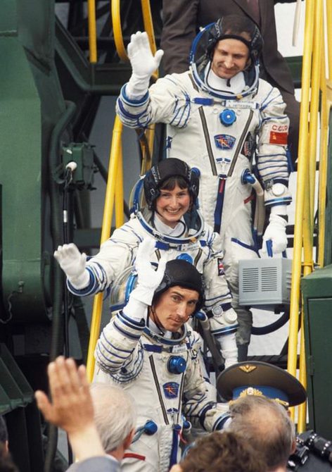 Helen Sharman waving with crew