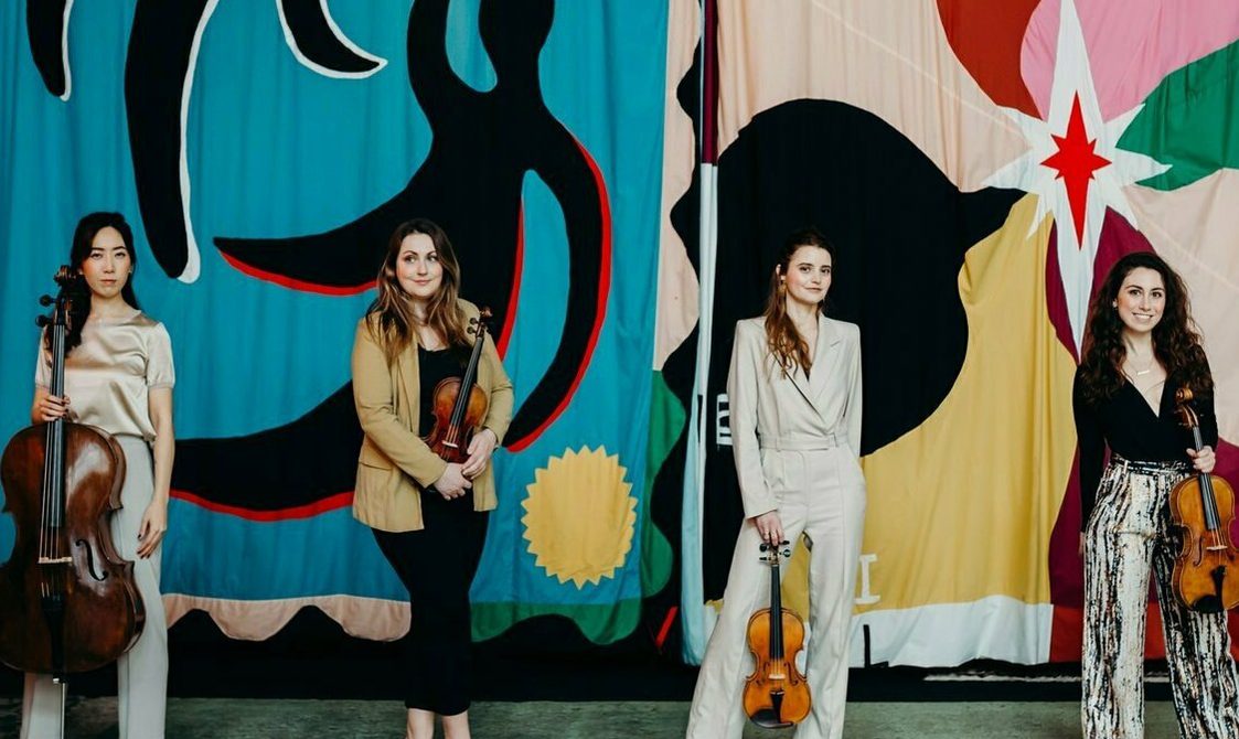 Quatuor Mona with bright background